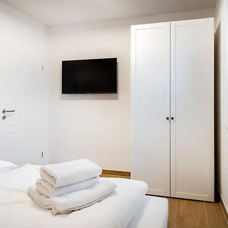 With 2 Bedrooms غريتسيل